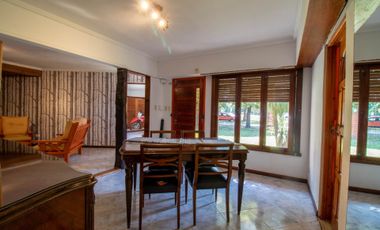 Casa 4 ambientes con parque y quincho