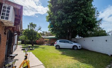 Casa 4 ambientes con parque y quincho
