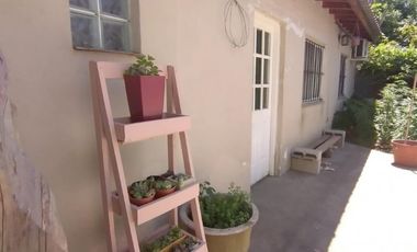 Â¡Descubre tu proximo hogar en esta encantadora casa en venta de 3 amb mas departamento de 2 amb en Don Torcuato!