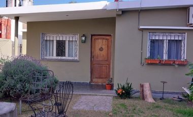 Â¡Descubre tu proximo hogar en esta encantadora casa en venta de 3 amb mas departamento de 2 amb en Don Torcuato!