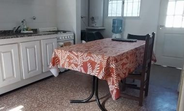 Â¡Descubre tu proximo hogar en esta encantadora casa en venta de 3 amb mas departamento de 2 amb en Don Torcuato!