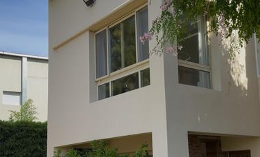 Casa en  Venta en Santa Catalina con Salida al Rio 5 dormitorios
