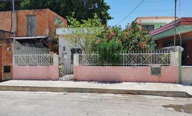 En venta casa para remodelar en el barrio de Santa Ana, Centro de Mérida.