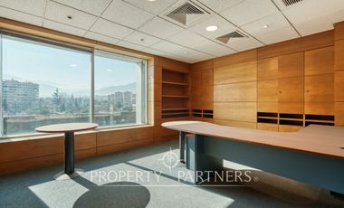 Espectacular oficina con amplios espacios ubicada en Luis Pasteur con Vitacura