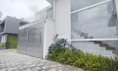Renta de Casa Amoblada con diseño Moderno-Minimalista con piscina, Sector Intervalles