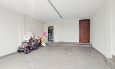 Renta de Casa Amoblada con diseño Moderno-Minimalista con piscina, Sector Intervalles