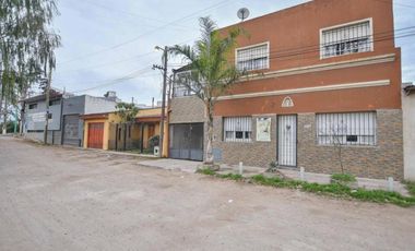 Casas en venta - 8 Dormitorios 3 Baños - 370Mts2 - Berisso