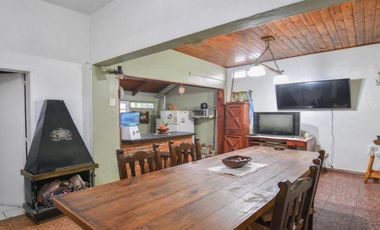 Casas en venta - 8 Dormitorios 3 Baños - 370Mts2 - Berisso