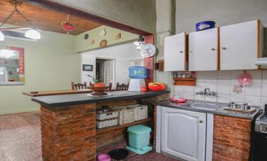 Casas en venta - 8 Dormitorios 3 Baños - 370Mts2 - Berisso