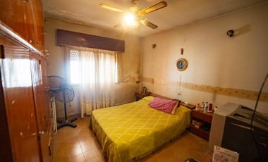 Casa 3 ambientes amplio terreno, cochera excelente zona