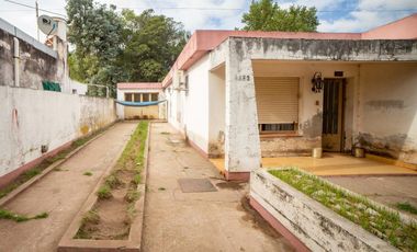 Casa 3 ambientes amplio terreno, cochera excelente zona