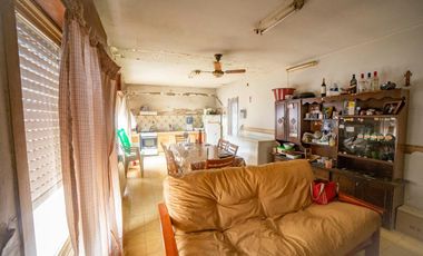 Casa 3 ambientes amplio terreno, cochera excelente zona