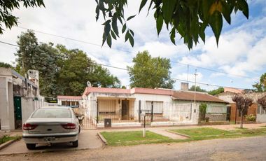 Casa 3 ambientes amplio terreno, cochera excelente zona