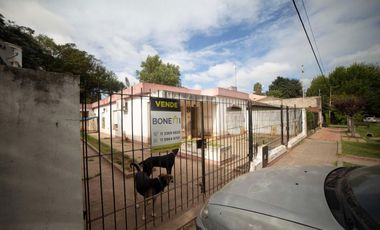Casa 3 ambientes amplio terreno, cochera excelente zona