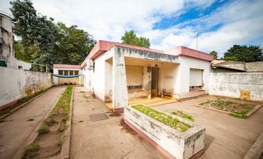 Casa 3 ambientes amplio terreno, cochera excelente zona
