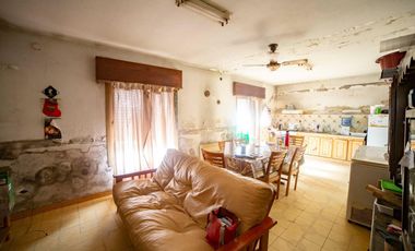 Casa 3 ambientes amplio terreno, cochera excelente zona