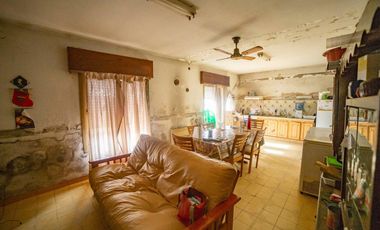 Casa 3 ambientes amplio terreno, cochera excelente zona