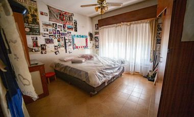 Casa 3 ambientes amplio terreno, cochera excelente zona
