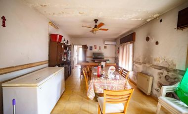 Casa 3 ambientes amplio terreno, cochera excelente zona