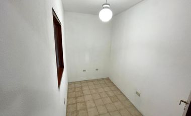 Venta - Casa 3 dormitorios cochera y patio verde en Echesortu