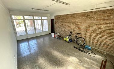 Venta - Casa 3 dormitorios cochera y patio verde en Echesortu