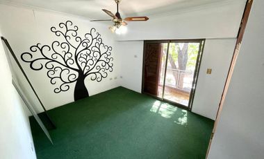 Venta - Casa 3 dormitorios cochera y patio verde en Echesortu