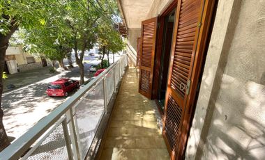 Venta - Casa 3 dormitorios cochera y patio verde en Echesortu