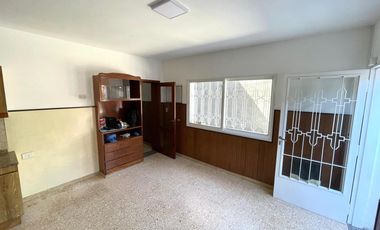 Venta - Casa 3 dormitorios cochera y patio verde en Echesortu