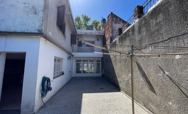 Venta - Casa 3 dormitorios cochera y patio verde en Echesortu