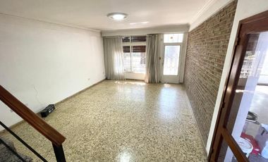 Venta - Casa 3 dormitorios cochera y patio verde en Echesortu