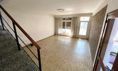 Venta - Casa 3 dormitorios cochera y patio verde en Echesortu