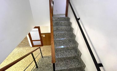 Venta - Casa 3 dormitorios cochera y patio verde en Echesortu