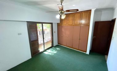 Venta - Casa 3 dormitorios cochera y patio verde en Echesortu