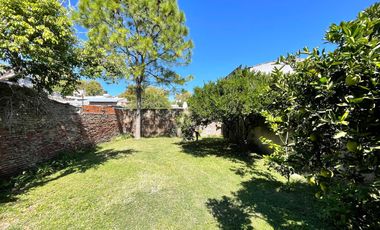 Venta - Casa 3 dormitorios cochera y patio verde en Echesortu