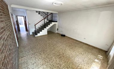 Venta - Casa 3 dormitorios cochera y patio verde en Echesortu