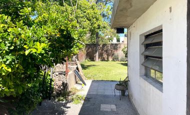 Venta - Casa 3 dormitorios cochera y patio verde en Echesortu