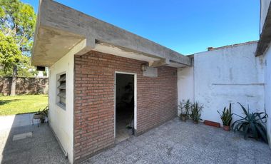 Venta - Casa 3 dormitorios cochera y patio verde en Echesortu
