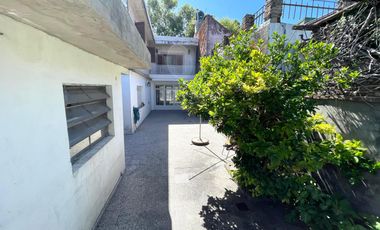 Venta - Casa 3 dormitorios cochera y patio verde en Echesortu