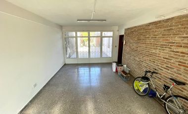 Venta - Casa 3 dormitorios cochera y patio verde en Echesortu