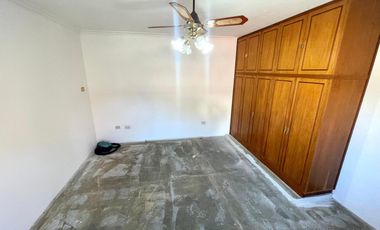 Venta - Casa 3 dormitorios cochera y patio verde en Echesortu