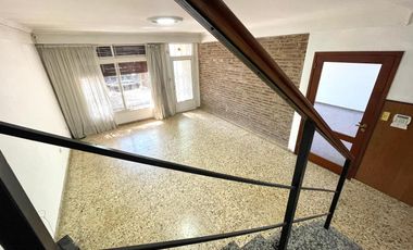 Venta - Casa 3 dormitorios cochera y patio verde en Echesortu