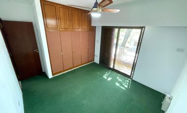 Venta - Casa 3 dormitorios cochera y patio verde en Echesortu