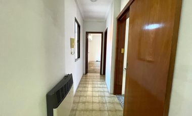 Venta - Casa 3 dormitorios cochera y patio verde en Echesortu