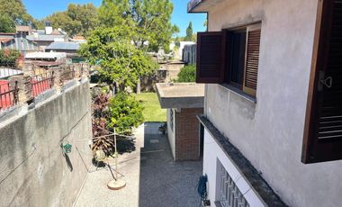 Venta - Casa 3 dormitorios cochera y patio verde en Echesortu