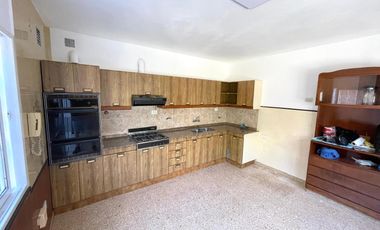 Venta - Casa 3 dormitorios cochera y patio verde en Echesortu