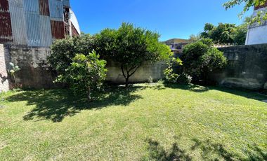Venta - Casa 3 dormitorios cochera y patio verde en Echesortu