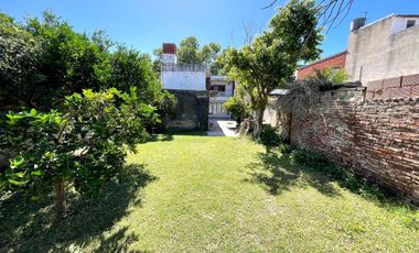 Venta - Casa 3 dormitorios cochera y patio verde en Echesortu