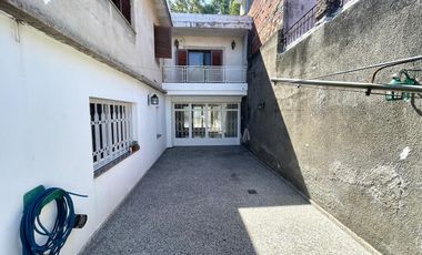 Venta - Casa 3 dormitorios cochera y patio verde en Echesortu