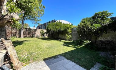 Venta - Casa 3 dormitorios cochera y patio verde en Echesortu