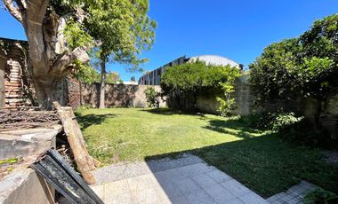 Venta - Casa 3 dormitorios cochera y patio verde en Echesortu
